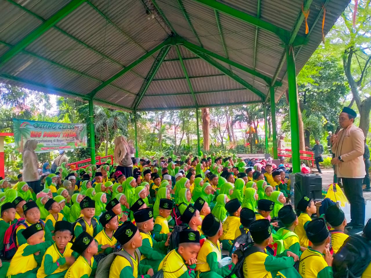 “Berpetualang di Negeri Pelangi” dalam rangka memperingati Hari Pahlawan Nasional”